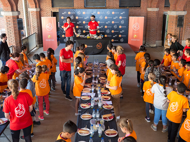 Albert Adrià and Jordi Cruz hold a workshop on how to prepare a healthy snack with children from Raval and Hospitalet