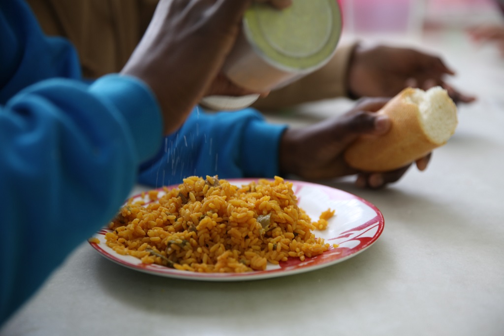 The Probitas Foundation distributes 1,000 pre-paid cards to families with vulnerable minors to buy food during confinement